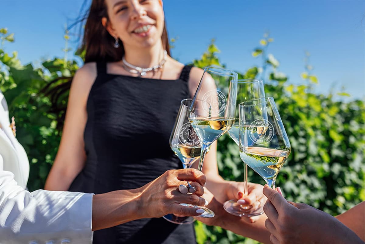 Impresia memorabilă nu este întâmplătoare: de ce funcționează atât de bine produsele corporate gravate?